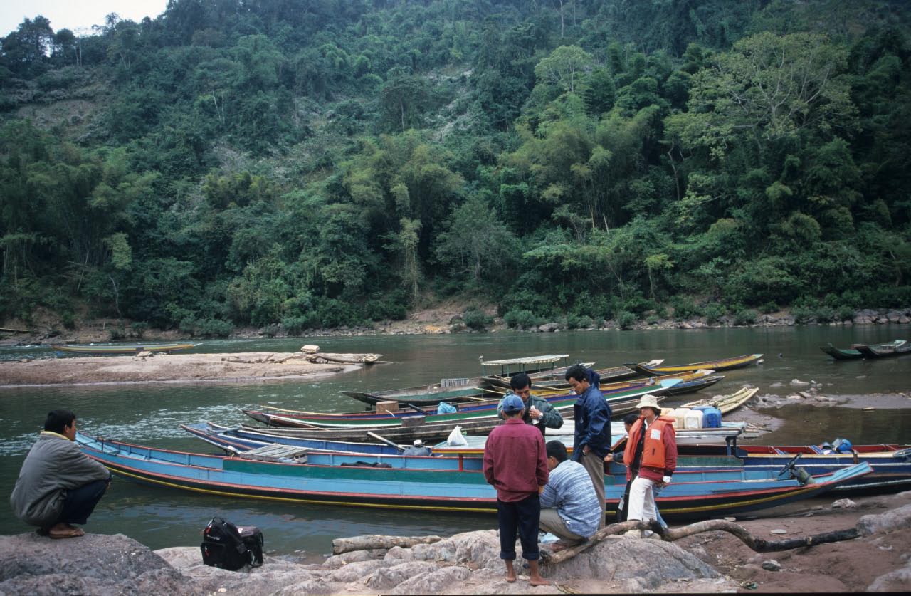 depart de pirogue pour descendre la rivière Nam Ou